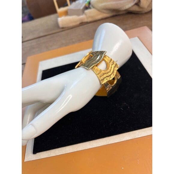 Vintage Gold-Toned Wide Textured Link Bracelet With Wave Design - Picture 9 of 15